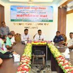 রাজশাহীর চারঘাটে খাল পুনঃখনন কার্যক্রম পরিদর্শন করছেন জেলা প্রশাসক কাজী শহিদুল ইসলাম