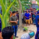 বগুড়ার শিবগঞ্জ উপজেলার ধানক্ষেতে রাজমিস্ত্রি শাহ আলমের মরদেহ উদ্ধারের ঘটনায় ঘটনাস্থলে স্থানীয় জনতা ও পুলিশ