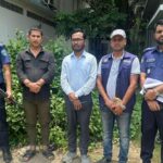 বাঁশখালীতে পুলিশের অভিযানে ইয়াবাসহ আটক মাদক কারবারিকে মোবাইল কোর্টে হাজির করার দৃশ্য