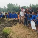 কুড়িগ্রামের কদমতলা এলাকায় ধরলা নদীর ভাঙনরোধে স্থায়ী বাঁধের দাবিতে মানববন্ধনে অংশ নেওয়া স্থানীয় বাসিন্দারা