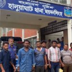 হালুয়াঘাট সীমান্তে বিএসএফের কাছ থেকে আটক ১০ বাংলাদেশিকে বিজিবির কাছে হস্তান্তরের দৃশ্য