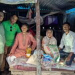 লিভারের জটিল রোগে আক্রান্ত নূরজাহান বেগমের হাতে খাদ্যসামগ্রী তুলে দিচ্ছেন প্রাউড অফ পটুয়াখালীর স্বেচ্ছাসেবীরা