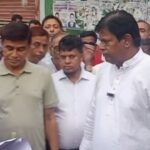 পদ্মা তীর সংরক্ষণ প্রকল্প পরিদর্শনে প্রতিমন্ত্রী ফরহাদ হোসেন আজাদ স্থানীয় কর্মকর্তাদের সঙ্গে কাজের অগ্রগতি পর্যালোচনা করছেন