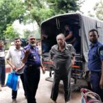 লালমনিরহাট আদালতে সাবেক কূটনীতিক মোঃ সাব্বির বিন শামসকে পুলিশ পাহারায় নেওয়ার দৃশ্য