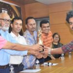 তরুণ কবি ও শিক্ষাপরামর্শক নাজমুল হক প্রদীপ “Media & Entrepreneur Award 2026” গ্রহণ করছেন।