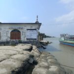 দশমিনার হাজিরহাট এলাকায় তেঁতুলিয়া নদীর ভাঙনে ক্ষতিগ্রস্ত নদীপাড় ও জিও ব্যাগ ফেলার দৃশ্য