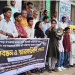 কলাপাড়া প্রেসক্লাবের সামনে নারী নির্যাতন প্রতিরোধের দাবিতে শিক্ষার্থীদের মানববন্ধন