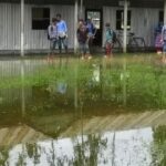 কুড়িগ্রামের রায়গঞ্জ ইউনিয়নে জলাবদ্ধতায় পানির মধ্যে দাঁড়িয়ে থাকা বিদ্যালয় ভবন ও শিক্ষার্থীদের দুর্ভোগের দৃশ্য