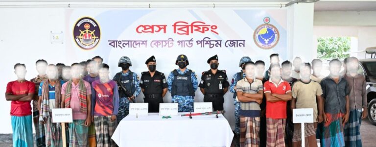 সুন্দরবনে কোস্ট গার্ড অভিযান: ২১ জেলে উদ্ধার, অস্ত্র-গুলিসহ ডাকাতদের আস্তানা শনাক্ত