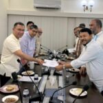 রাজশাহীর পরিচ্ছন্নতাকর্মীদের ঈদ বোনাসের চেক গ্রহণ করছেন রাসিক প্রশাসক মাহফুজুর রহমান রিটন