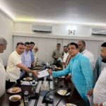 বগুড়া সিটি কর্পোরেশনের প্রশাসক এম আর ইসলাম স্বাধীনের হাতে ঈদ বোনাসের চেক তুলে দিচ্ছেন প্রধানমন্ত্রী তারেক রহমান