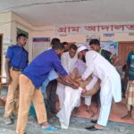রায়গঞ্জ ইউনিয়ন পরিষদে অসহায় মানুষের মাঝে ভিজিএফ চাল বিতরণ করছেন চেয়ারম্যান আরিফুজ্জামান দ্বীপ মন্ডল