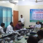 দোহার পৌরসভায় কর্মকর্তা-কর্মচারীদের সাথে মতবিনিময় সভায় বক্তব্য দিচ্ছেন ঢাকা বিভাগীয় কমিশনার শরফ উদ্দীন চৌধুরী