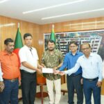 রাজশাহী সিটি কর্পোরেশনে পরিচ্ছন্ন কর্মীদের ঈদ উপহারের চেক হস্তান্তর করছেন রাসিক প্রশাসক মাহফুজুর রহমান রিটন