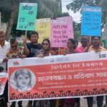 “মোংলায় রামিসা হত্যা বিচারের দাবিতে উপজেলা চত্বরে মানববন্ধন ও প্রতিবাদ সমাবেশে অংশগ্রহণকারীদের ব্যানার ও ফেস্টুন প্রদর্শন”