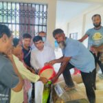 লালপুরে ঈদ সহায়তা কার্যক্রমে গোপালপুর পৌরসভায় অসহায় পরিবারের মাঝে ভিজিএফের চাল বিতরণ করছেন কর্মকর্তারা