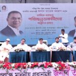 রাজশাহী নগর ভবনে পরিচ্ছন্নতাকর্মীদের মাঝে ঈদ অনুদান বিতরণ করছেন প্রশাসক মাহফুজুর রহমান রিটন