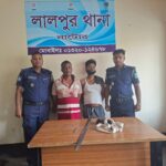 লালপুরে চলন্ত অটোভ্যান থামিয়ে ডাকাতির ঘটনায় আটক তিন ডাকাতকে ঘিরে স্থানীয় জনতা ও পুলিশের উপস্থিতি