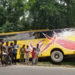 কাউনিয়ার বেইলী ব্রিজ এলাকায় দুর্ঘটনায় পড়া হানিফ পরিবহনের যাত্রীবাহী বাস