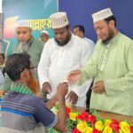কুষ্টিয়ায় ঈদুল আযহা উপলক্ষে অসহায় মানুষের মাঝে নগদ অর্থ বিতরণ করছেন মুফতি আমির হামজা