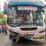 মির্জাগঞ্জে নব দিগন্ত পরিবহনের ধাক্কায় দুমড়ে-মুচড়ে যাওয়া অটোরিকশা এবং ঘটনাস্থলে স্থানীয়দের ভিড়