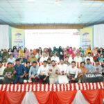 রাজশাহী কলেজে কৃতি শিক্ষার্থী সংবর্ধনা অনুষ্ঠানে শিক্ষার্থীদের সম্মাননা প্রদান করছেন অতিথিরা