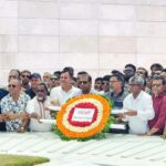 বগুড়া মহানগর বিএনপির নেতৃবৃন্দ শহীদ জিয়াউর রহমান ও বেগম খালেদা জিয়ার সমাধিতে শ্রদ্ধা নিবেদন করছেন