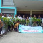 আটোয়ারীতে বৃক্ষরোপণ কর্মসূচি ২০২৬ উদ্বোধন করছেন উপজেলা প্রশাসনের কর্মকর্তারা