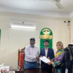 এস এম কলেজে ক্লাস চলাকালে রাজনৈতিক মিছিল বন্ধের দাবিতে অধ্যক্ষ বরাবর আবেদন জমা দিচ্ছেন শিক্ষার্থীরা