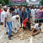 রংপুরে আলুর ন্যায্যমূল্যের দাবিতে সড়কে আলু ঢেলে বিক্ষোভ করছেন ক্ষুব্ধ কৃষকরা