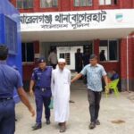 মোরেলগঞ্জে ধর্ষণ চেষ্টা মামলায় গ্রেপ্তার বৃদ্ধকে থানায় নিয়ে যাচ্ছে পুলিশ