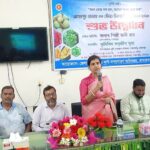 মেহেরপুর খামারবাড়ি প্রাঙ্গণে তিন দিনব্যাপী ফল মেলার উদ্বোধন করছেন জেলা প্রশাসক শিল্পী রানী রায়, প্রদর্শনী স্টল পরিদর্শনের দৃশ্য
