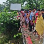 কক্সবাজার-টেকনাফ মহাসড়কের দমদমিয়া এলাকায় মিনিবাস দুর্ঘটনার পর উদ্ধার অভিযান