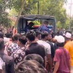 কুষ্টিয়ার কাবিল মোড়ে আগ্নেয়াস্ত্রসহ যুবক আটক করার পর পুলিশের হেফাজতে নেওয়ার প্রতীকী দৃশ্য