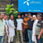 বিশ্ব পরিবেশ দিবসে সালথায় নবজাতক পরিবারের মাঝে গাছের চারা বিতরণ করছে সুজন