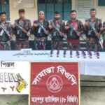 মহেশপুর সীমান্তে বিজিবির অভিযানে উদ্ধার হওয়া দুটি বিদেশি পিস্তল, চারটি ম্যাগাজিন, ছয় রাউন্ড গুলি ও ২৪ বোতল ভারতীয় এসকাফ সিরাপ।