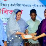 রাজশাহীর ২৩টি শিক্ষা প্রতিষ্ঠানের প্রতিনিধিদের হাতে ৪০ লাখ টাকার চেক তুলে দিচ্ছেন এমপি মাহমুদা হাবীবা।