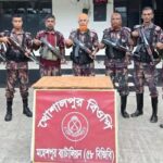 মহেশপুরে বিজিবির অভিযানে উদ্ধার হওয়া ২৬ বোতল ভারতীয় সিরাপ ও ৩৮০০ পিস নিষিদ্ধ ভারতীয় ঔষধ