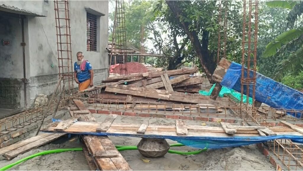 শাহজাদপুরে আদালতের নিষেধাজ্ঞা অমান্য করে ভবন নির্মাণের অভিযোগ